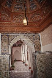 Image du Maroc Professionnelle de  Le Palais de la Bahia se trouve au sud de la Médina de Marrakech près de la Casbah non loin du quartier juif le Mellah. Il fut construit vers 1867 par Si Moussa, puissant et richissime grand Vizir du Sultan Hassan Ier. Durant le règne, Ahmed ben Moussa fils héritier successeur de Si Moussa fait agrandir la partie sud de ce palais officiel, ou il réside avec ses femmes et ses 24 concubines, et leurs nombreux enfants. Le palais est baptisé du nom de sa maîtresse favorite, la B?hiya. Mercredi 21 Août 1997. (Photo / Abdeljalil Bounhar)